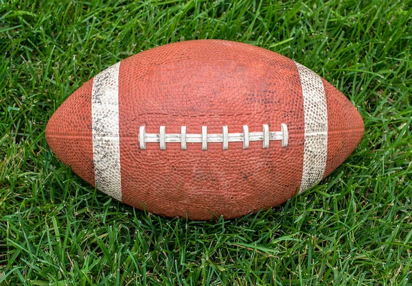 Nahaufnahme Des American Football Auf Grünem Spielfeld — Stockfoto