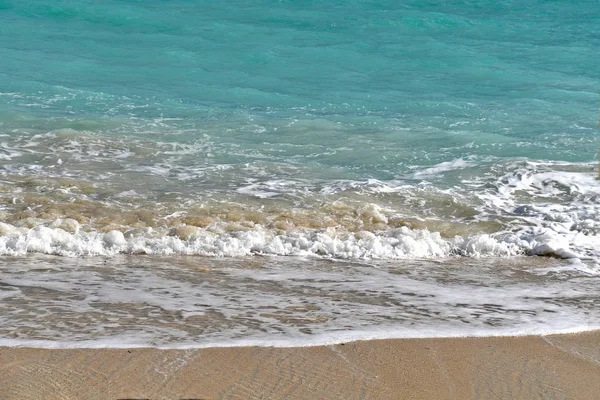 Bahama Turquoise Oceaan Water Kleur Sandy Beach Met Schuimige Surf — Stockfoto