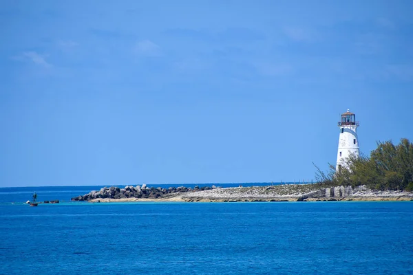 在拿骚巴哈马天堂岛港口入口处的白色灯塔 — 图库照片