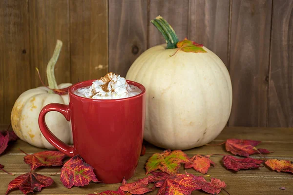 Bebida Caliente Chocolate Con Crema Batida Cubierta Taza Roja Con — Foto de Stock