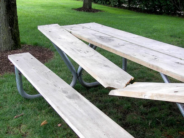 Broken Weathered Picnic Table Green Grass — Stock Photo, Image