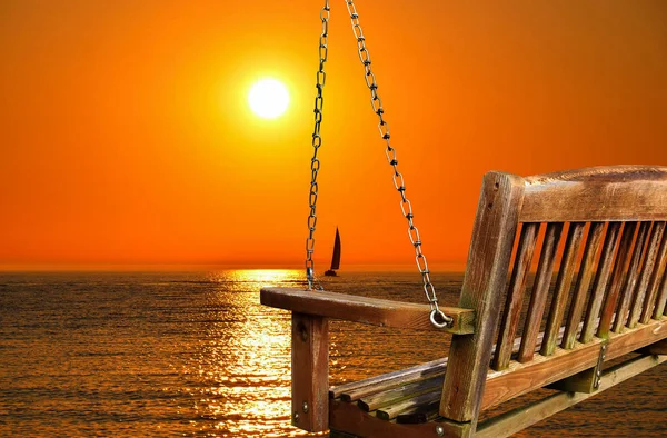 Sonnenuntergang Über Dem See Mit Segelboot Und Rustikaler Holzschaukel — Stockfoto