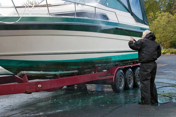 Caucasiano Homem Pressão Lavagem Barco Poder Reboque Vermelho — Fotografia de Stock