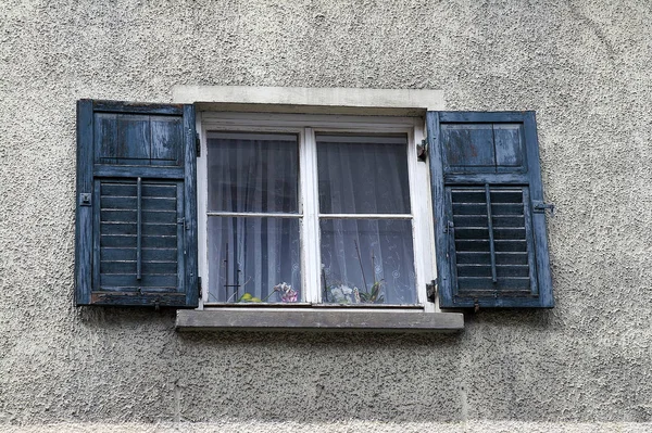 Fenêtre Européenne Avec Volets Bois Altérés Sur Mur Pierre Grise — Photo