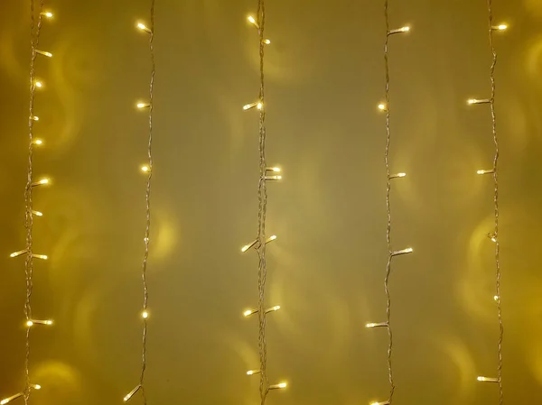 Leuchtende Lichterketten Auf Abstraktem Gold Hintergrund — Stockfoto