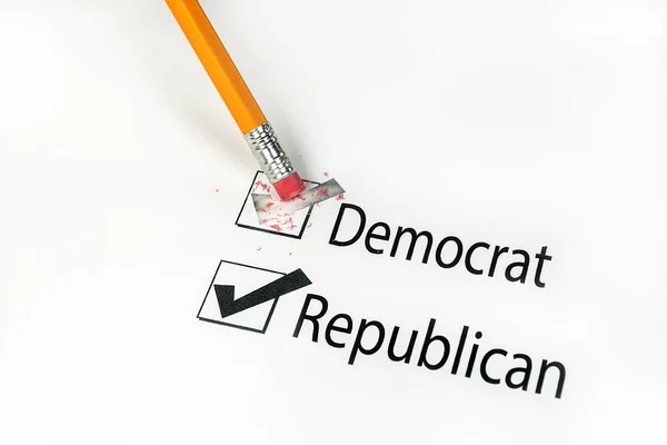 Zbliżenie Żółty Ołówek Kasowanie Głosowania Wyborach Turze Głosowania Demokratów Republikańskiej — Zdjęcie stockowe