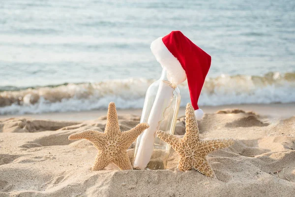 Pair Starfish Santa Hat Message Bottle Beach Sand — Stock Photo, Image