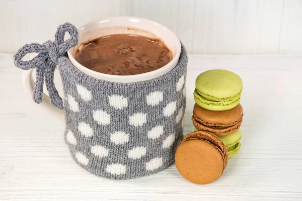 Polka Dot Trui Wrap Mok Chocolade Met Bitterkoekjes Witgekalkte Hout — Stockfoto