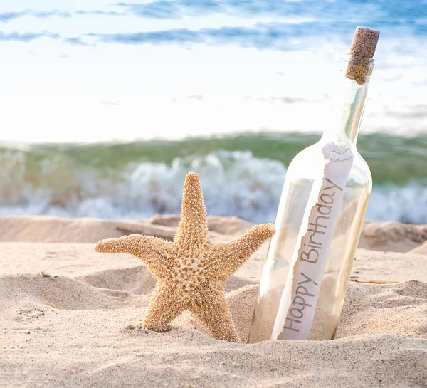Zbliżenie Starfish Szczęśliwy Urodziny Wiadomość Butelce Nad Brzegiem Morza Tle — Zdjęcie stockowe