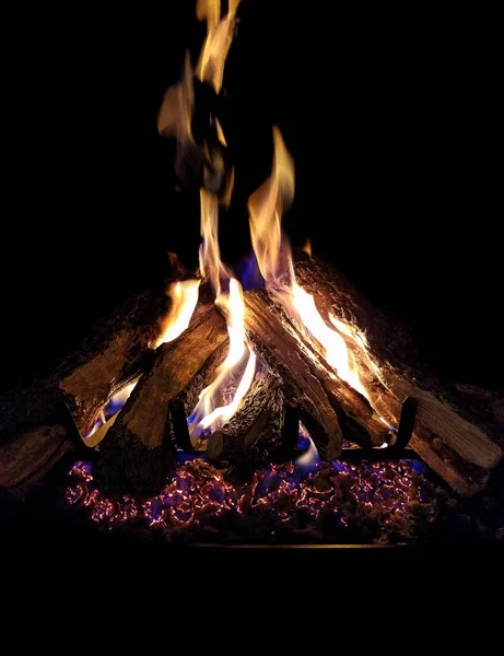 白熱のログと暖炉の残り火炎 — ストック写真