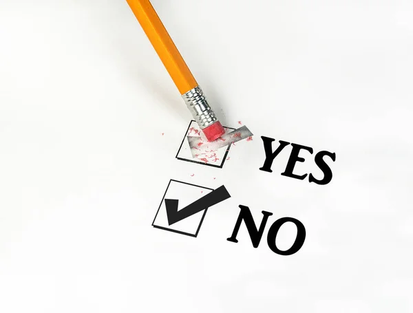 Primer Plano Del Lápiz Amarillo Borrando Decisión Voto Libro Blanco — Foto de Stock