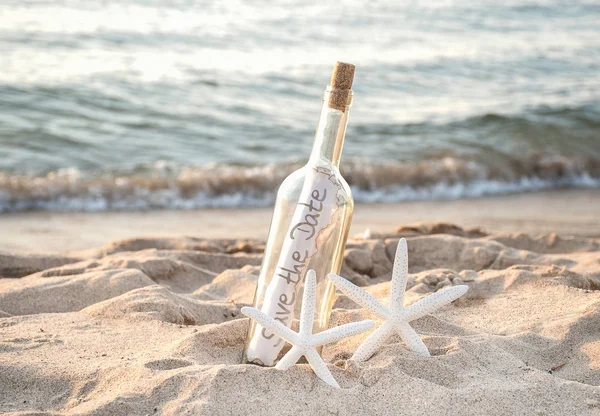 White Starfish Couple Beach Sand Date Message Bottle — Stock Photo, Image