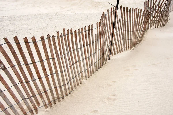 Vieille Clôture Bois Inclinée Sur Sable Plage — Photo