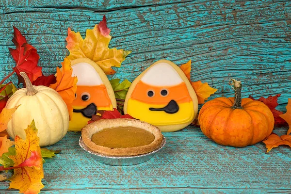 Galletas Azúcar Maíz Dulce Pastel Calabaza Con Calabazas Otoño Madera — Foto de Stock