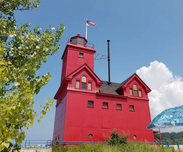 オランダのミシガン州のオランダ港の砂丘上の大きな赤い灯台 — ストック写真