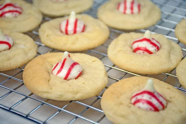 ストライプのクリスマスのお菓子ベーキング ラックのシュガー クッキーのクローズ アップ — ストック写真