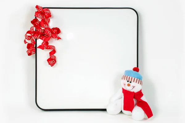 Красная Рождественская Лента Сухой Стиральной Доске Снеговиком Белом Фоне — стоковое фото