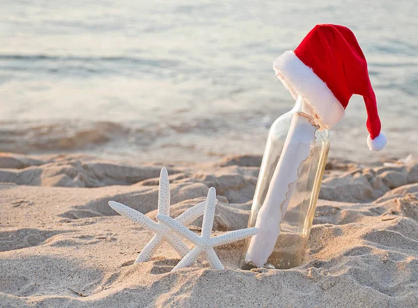 Santa Hat Message Bottle White Starfish Beach Sand — Stock Photo, Image