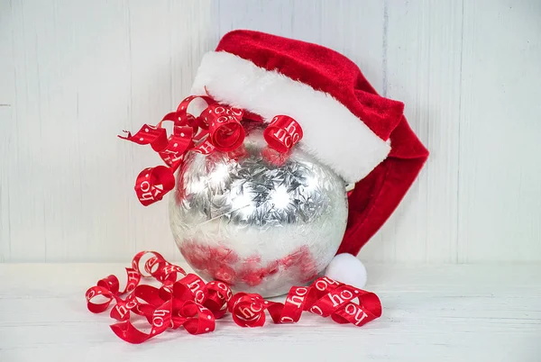 Ornamento Navidad Plata Con Sombrero Santa Cinta Roja Rizada Madera — Foto de Stock