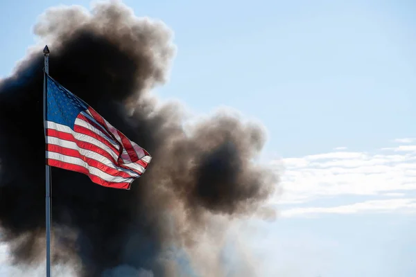 Amerikan Bayrağı Siyah Duman Bulutu Ile Güneş Tarafından Aydınlatılmış — Stok fotoğraf