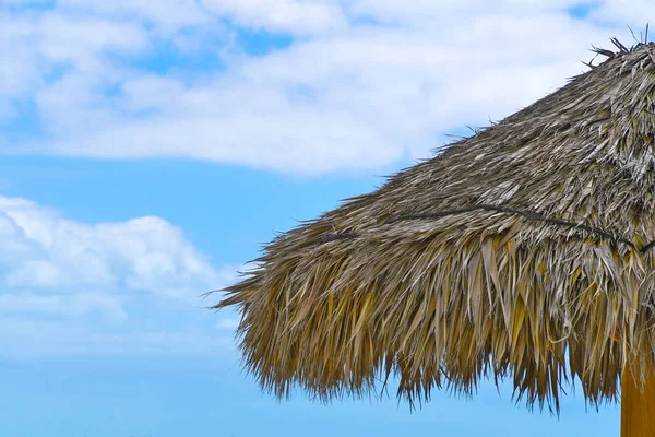Tropikal Mavi Gökyüzü Bulutlar Ile Çim Tiki Hut Çatı Thatched — Stok fotoğraf