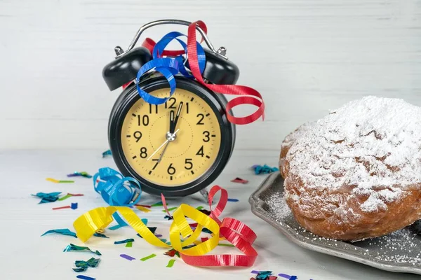 Confeti Cinta Reloj Retro Con Hora Medianoche Año Nuevo Oliebollen —  Fotos de Stock