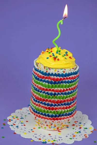 Cupcake Met Verlichte Kaars Stapel Met Kleurrijke Papieren Liners Witboek — Stockfoto