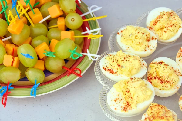 Huevos Endemoniados Con Uva Verde Queso Cheddar Aperitivo Mesa — Foto de Stock