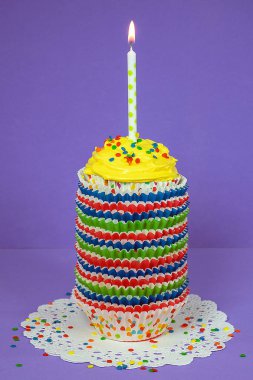 polka dot mum renkli kağıt gömlekleri beyaz kağıt dantel bardak altlığı peçete üzerinde yığınındaki Cupcake
