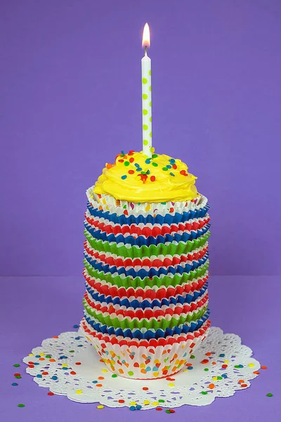 Cupcake Met Polka Dot Kaars Stapel Met Kleurrijke Papieren Liners — Stockfoto