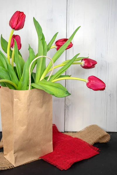 Tulipanes Rojos Bolsa Papel Genérica Piezas Tela Arpillera Con Fondo —  Fotos de Stock