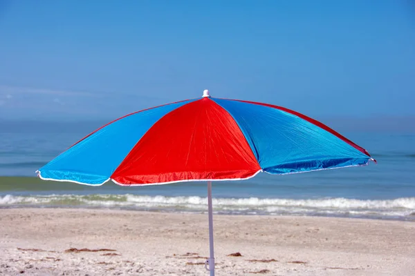 Ljusa Röda Och Blå Strandparaply Florida Havsstranden Med Ocean Bakgrund — Stockfoto