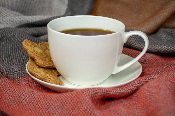 Zbliżenie Czarnej Kawy Białe Filiżanka Talerzyk Plików Cookie Ciepły Koc — Zdjęcie stockowe