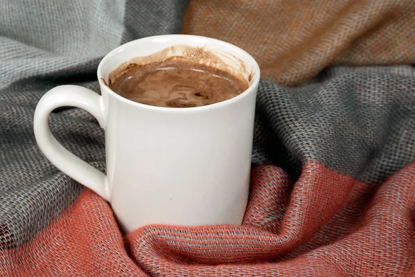 Sıcak Yumuşak Battaniye Üzerinde Beyaz Kupa Sıcak Çikolata Içeceği Yakın — Stok fotoğraf