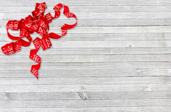 Cinta Navidad Roja Rizada Madera Envejecida Rústica Gris —  Fotos de Stock