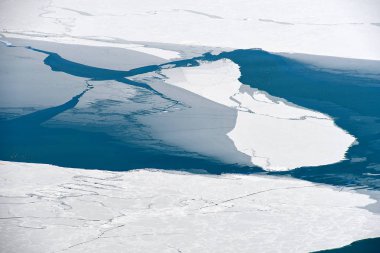 Michigan Gölü kısmen mavi su ile dondurulmuş havadan görünümü