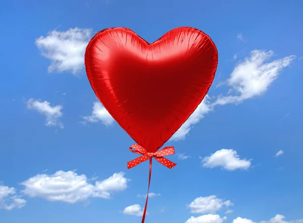 Ballon Coeur Rouge Flottant Dans Ciel Avec Arc Pois — Photo