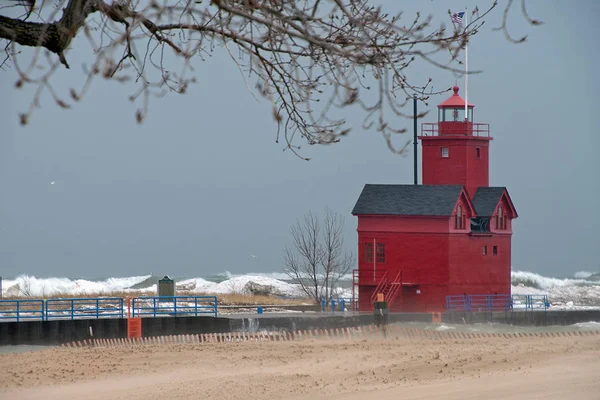 Rüzgar Fırtına Dalgaları Ile Michigan Gölü Üzerinde Kırmızı Deniz Feneri — Stok fotoğraf