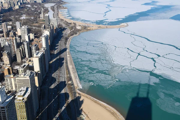 Vista Aérea Chicago Edifícios Cidade Sombras Costa Lago Michigan Inverno — Fotografia de Stock