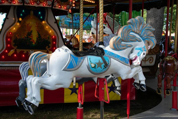Witte Carrousel Paard Merry — Stockfoto
