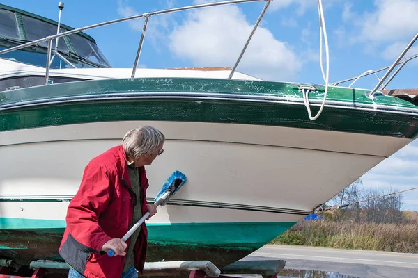 Caucasian Man Cleaning Boat Hull Brush — Stock Photo, Image