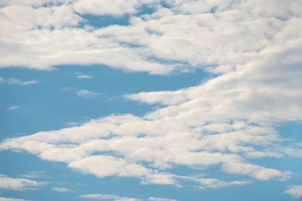 Air Pur Avec Des Nuages Blancs Duveteux Dans Ciel Bleu — Photo