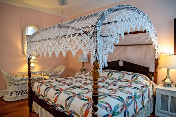 Белый Кружевной Навес Кровати Балдахином Старомодным Одеялом — стоковое фото