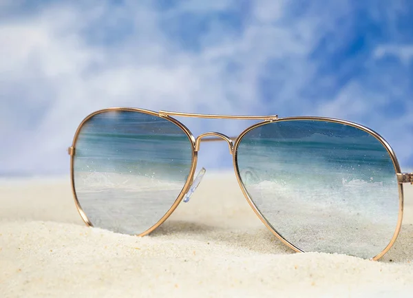 Close Óculos Sol Aviador Areia Praia Com Reflexo Surf Oceânico — Fotografia de Stock