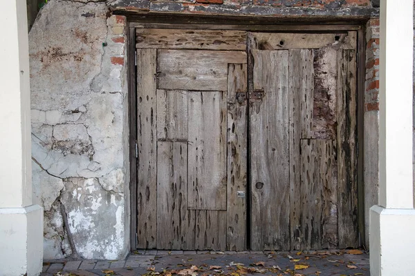 Verwittertes Holz Verschlossene Haustüren Mit Rostigem Schloss — Stockfoto