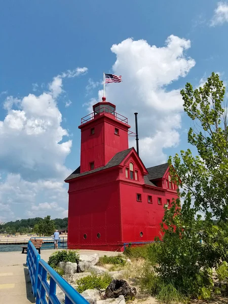 Ein Mann Steht Leuchtend Roten Leuchtturm Auf Einem Steg Hafen — Stockfoto