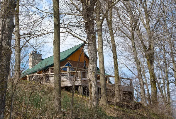 Rusztikus Kabin Fedélzet Zöld Tető Egy Dombon Tavasszal Erdőben — Stock Fotó