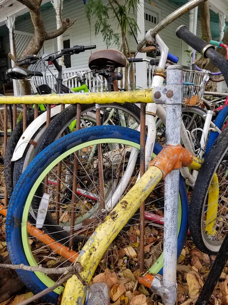 Ряд Велосипедів Вивітрюваній Велостійці Дворі Будинку — стокове фото
