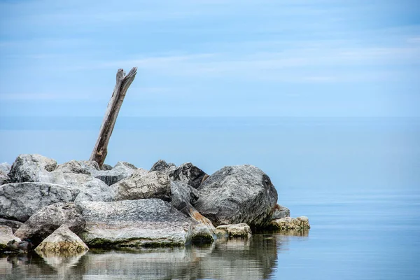 Driftwood Zaloguj Się Skały Wybrzeżu Jeziora Michigan Odbicia Wody — Zdjęcie stockowe