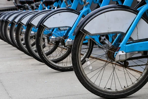 Fila Bicicletas Azules Ciudad Pavimento — Foto de Stock